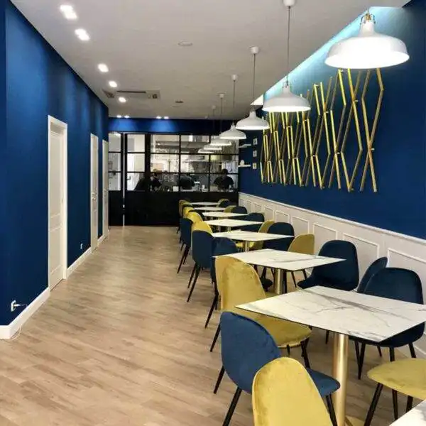 Tables-restaurant-plateaux-marbre-blanc-pieds-or-Carra