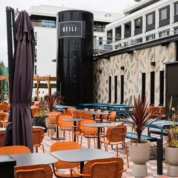 Tables-terrasse-restaurant-noires-carrees-modernes-Arty