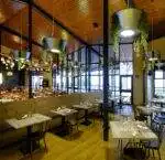 chaises vintage restaurant bois acier ekyok