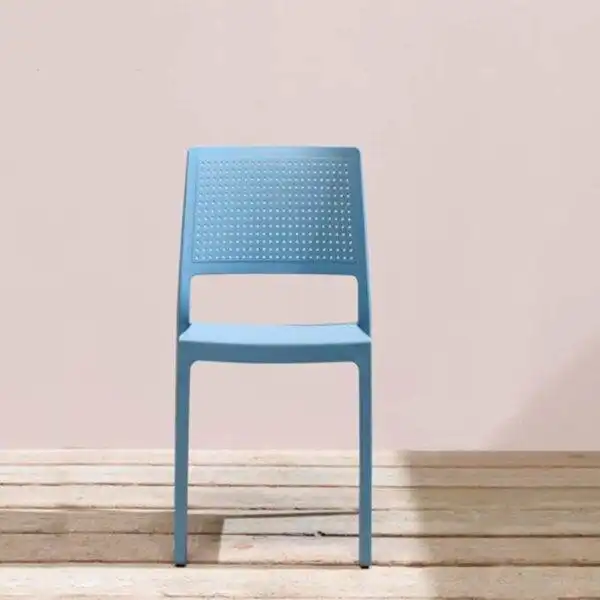 Chaise-terrasse-restaurant-empilable-bleu-legere-Emo