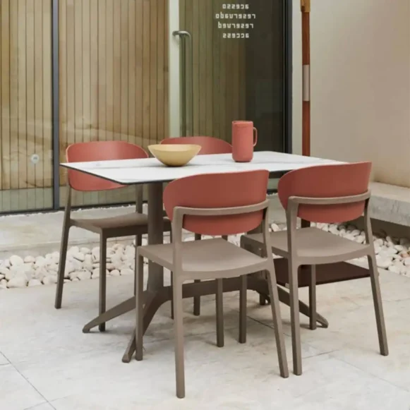 Chaises-terrasse-bar-restaurant-originales-bicolore-Brake