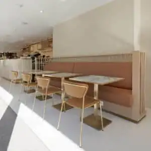 Tables-restaurant-effet-marbre-pied-or-Lux