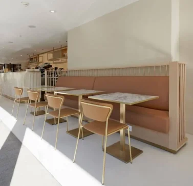 Tables-restaurant-effet-marbre-pied-or-Lux