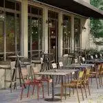 Aménagement terrasse CHR : Comment Optimiser votre Espace pour Maximiser le Chiffre d'Affaires en Plein Rush Estival 5 Mobilier-terrasse-bar-restaurant-inspiration