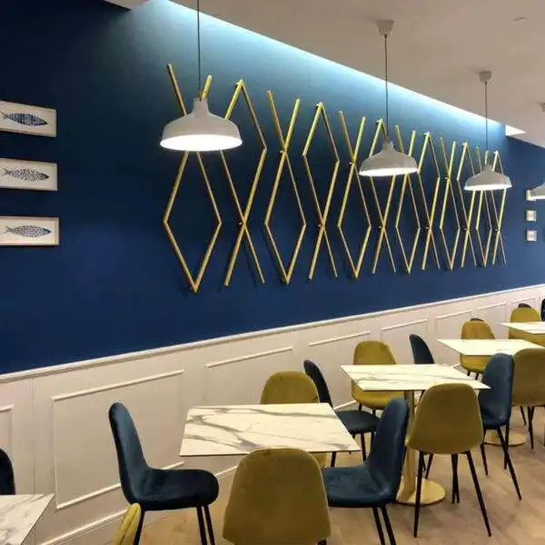 Table-restaurant-marbre-et-laiton-sledge